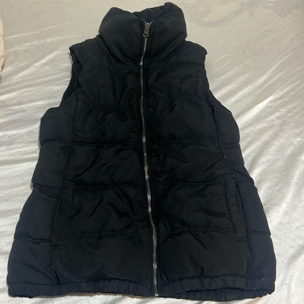 Women’s extra small black puffer vest made from 100% polyester.
